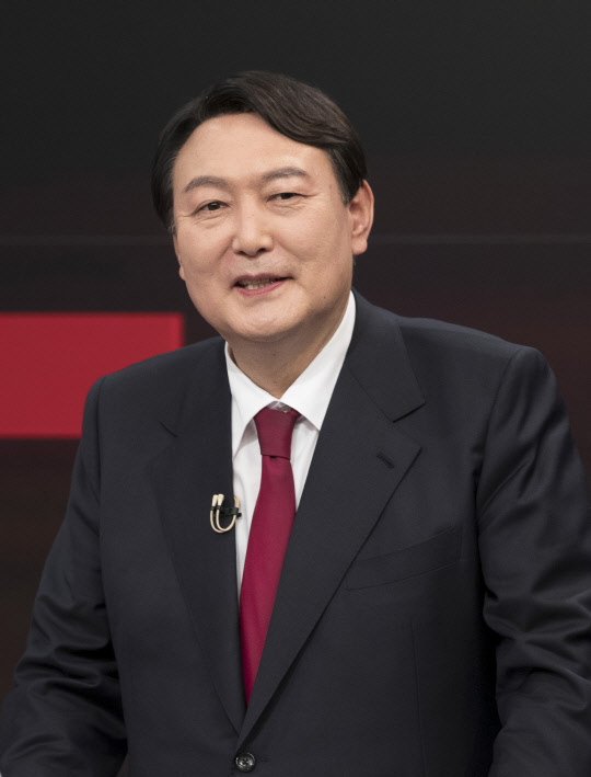 16일 국민의힘 대권주자인 윤석열 전 검찰총장이 서울 중구 TV조선 스튜디오에서 열린 제20대 대통령선거 경선후보자 1차 방송토론회에서 토론을 준비하고 있다. 국회사진기자단=연합뉴스.